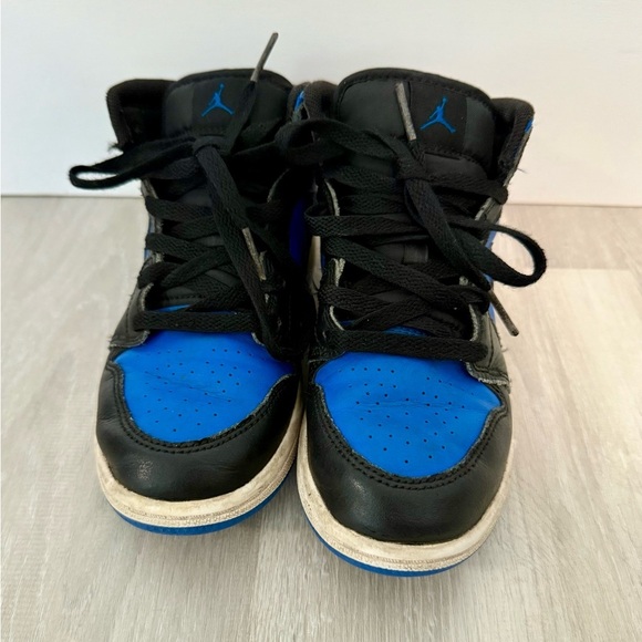 Nike Air Jordan Mid 1 ‘Black Hyper Royal’ Blue Kids Sneakers Shoes 2 - Picture 2 of 6